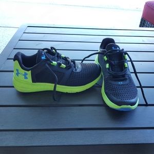 Under Armour Youth Boys shoes sz 2Y